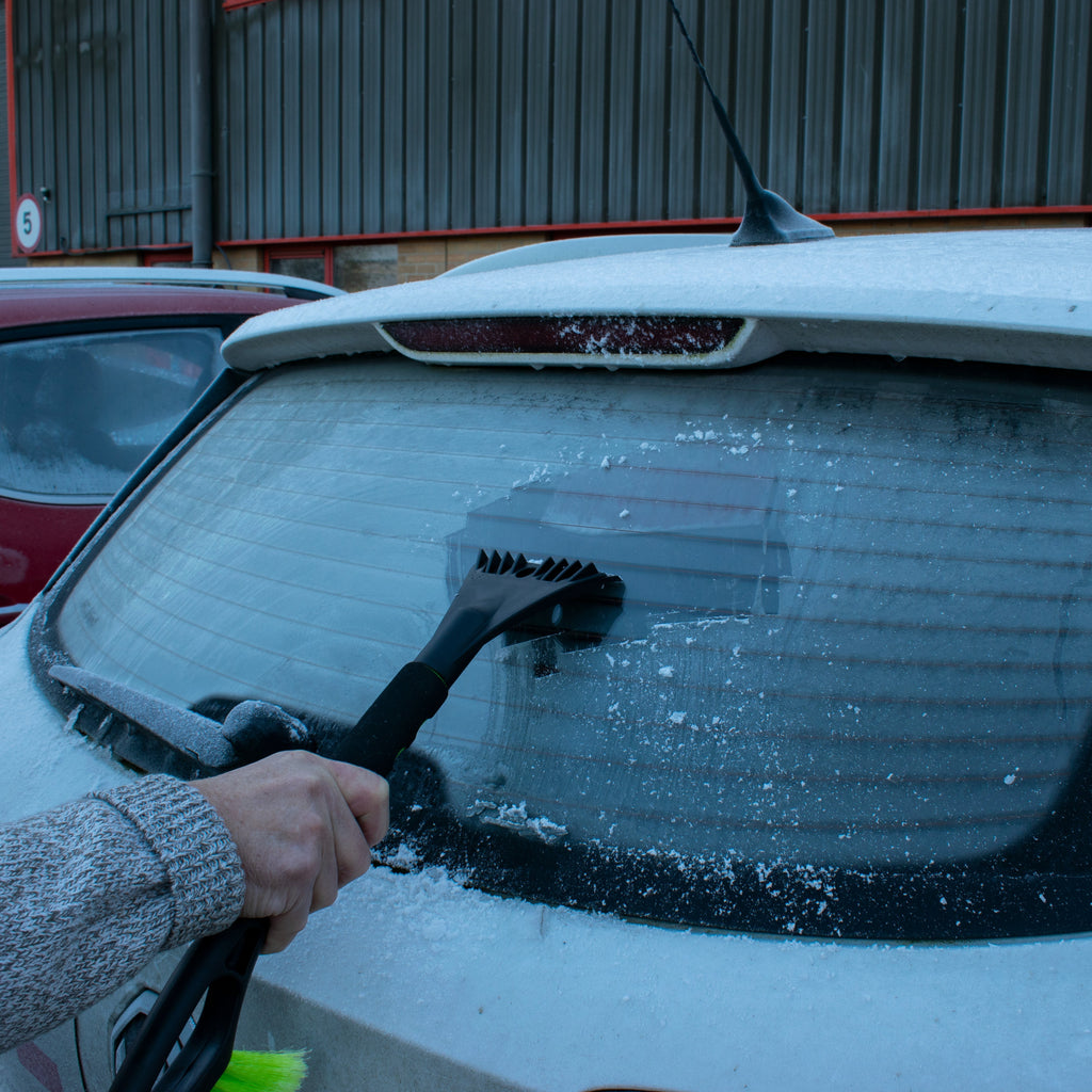 Balai à neige et gratte-givre ergonomique