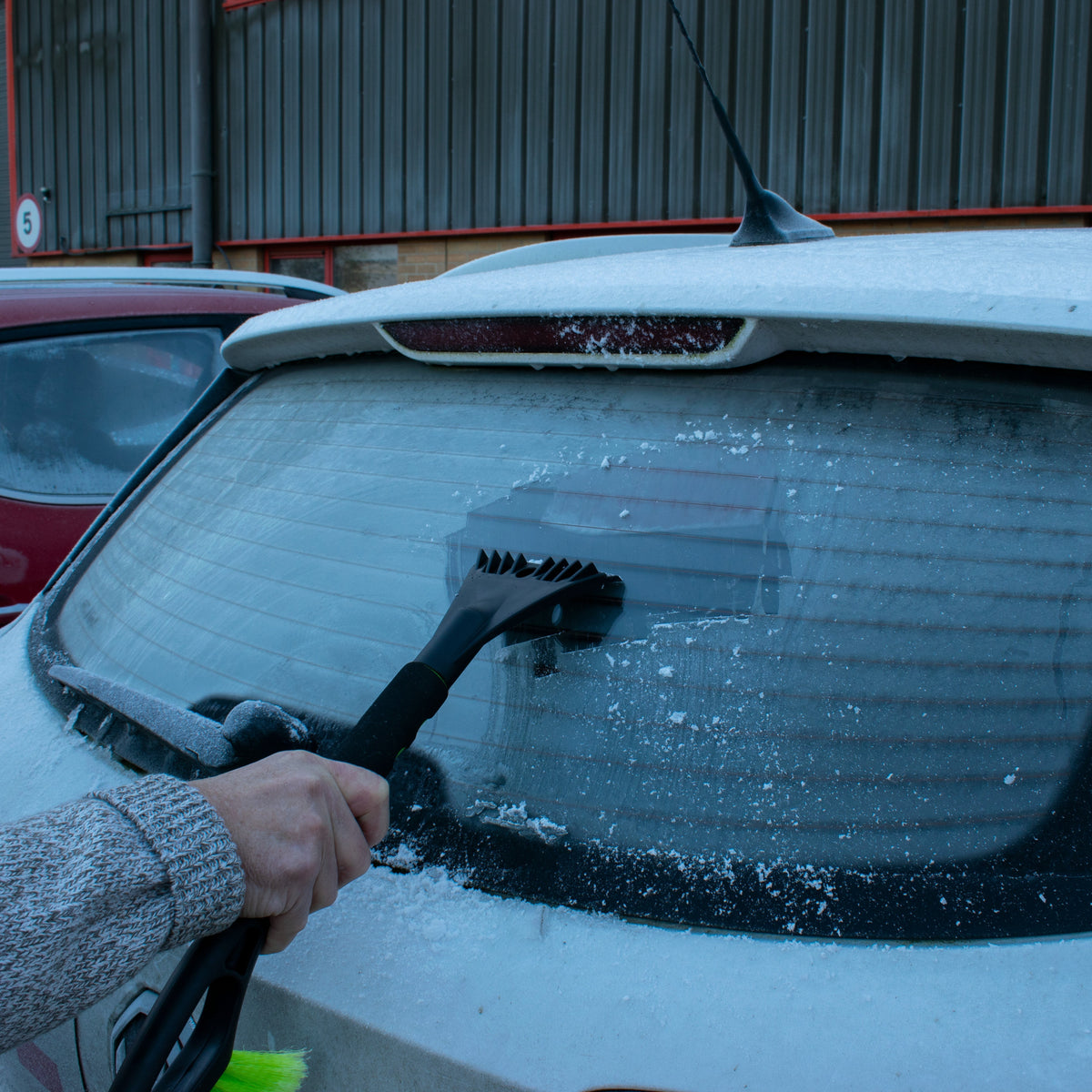 Balai à neige et gratte-givre ergonomique